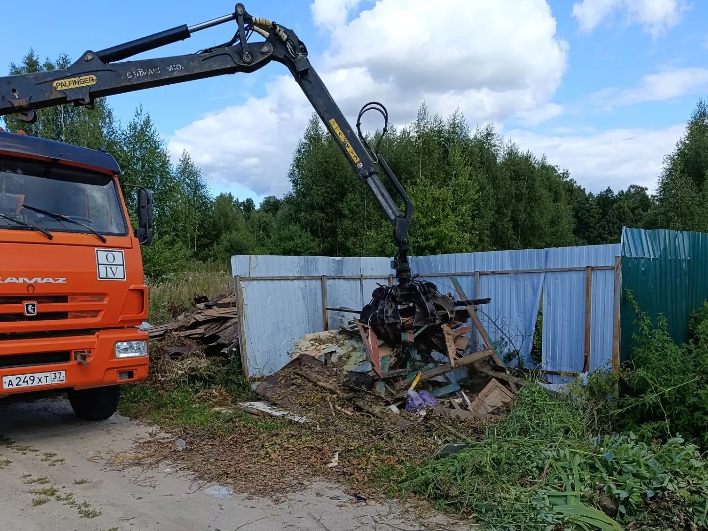 Мероприятия по вывозу мусора с мест несанкционированного складирования будут продолжены.
